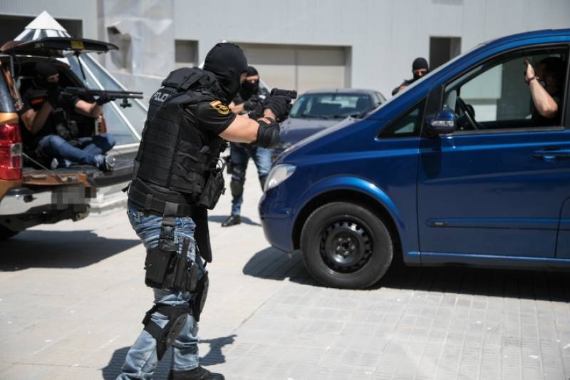 No puedo terminar esta galera sin agradecer al CNP, y en especial a esta gran familia que es el GOES de La Corua, por permitirme pasar una jornada con esta familia, que est dispuesta a darlo todo recibiendo muy poco a cambio.