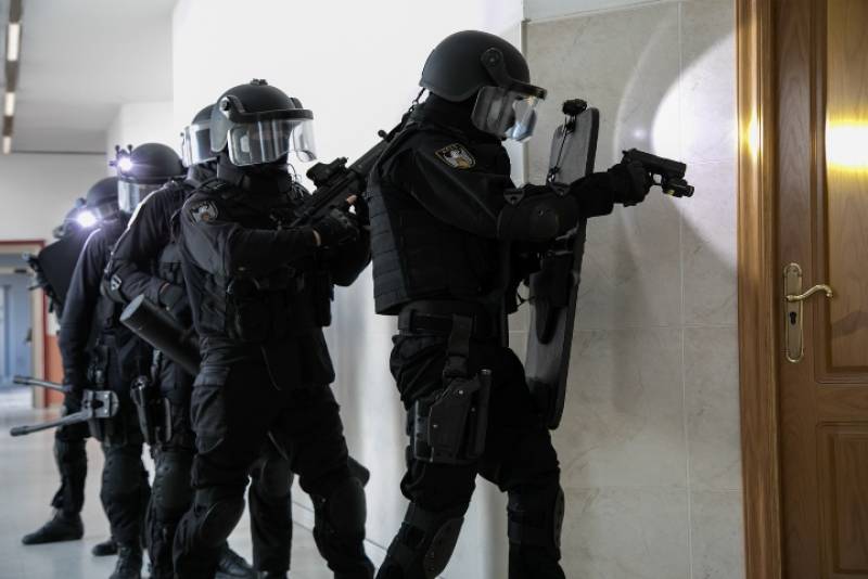 El acceso a estas unidades no es, obviamente, nada sencillo. Tras ser preseleccionados los candidatos, estos deben superar una serie de pruebas fisicas, tericas y psicolgicas para poder acceder al curso GOES. Una vez cumplidos los requisitos y las diversas pruebas, los aspirantes debern superar el curso de especializacin impartido por el GEO.