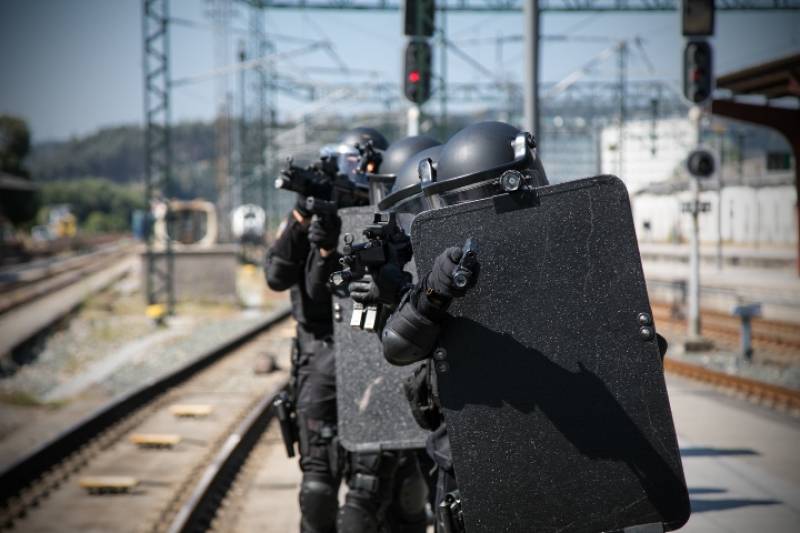 Como no puede ser de otra manera, el entrenamiento en los escenarios ms reales posibles son habituales en el GOES. En este caso, gracias a la colaboracin de RENFE-ADIF, pudimos presenciar diversas actuaciones en un convoy de la estacin de La Corua.