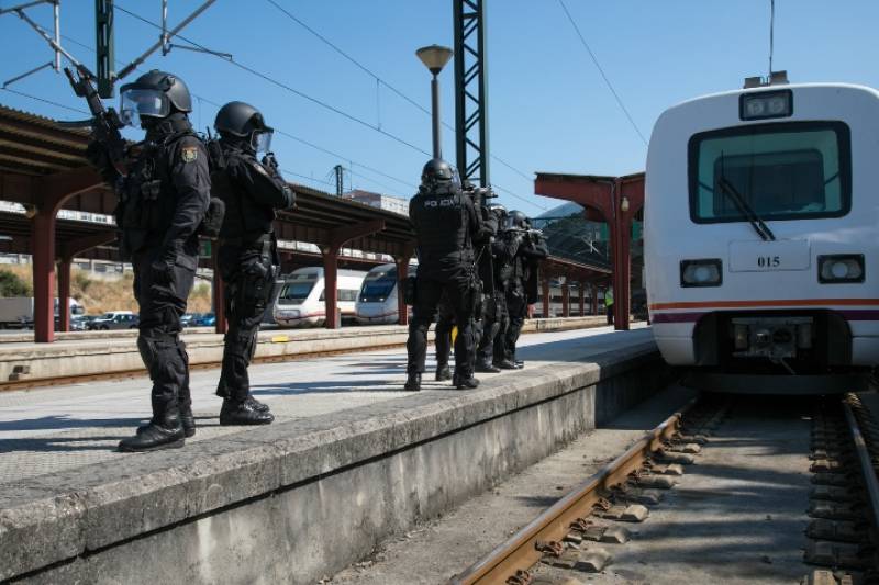 Una vez dentro, todos sus componentes deben pasar una serie de pruebas bianuales, las cuales revalidan la capacitacin para continuar en el GOES. La no superacin de estas pruebas conllevan la baja en esta unidad.