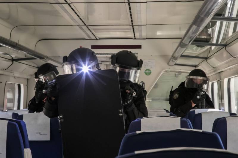 Cabe destacar que muchos de sus integrantes proceden del GEO y que, viene a colacin decirlo, ste es utilizado como paso intermedio antes de intentar acceder a l, lo que no da lugar a dudas del nivel de preparacin estos policas.