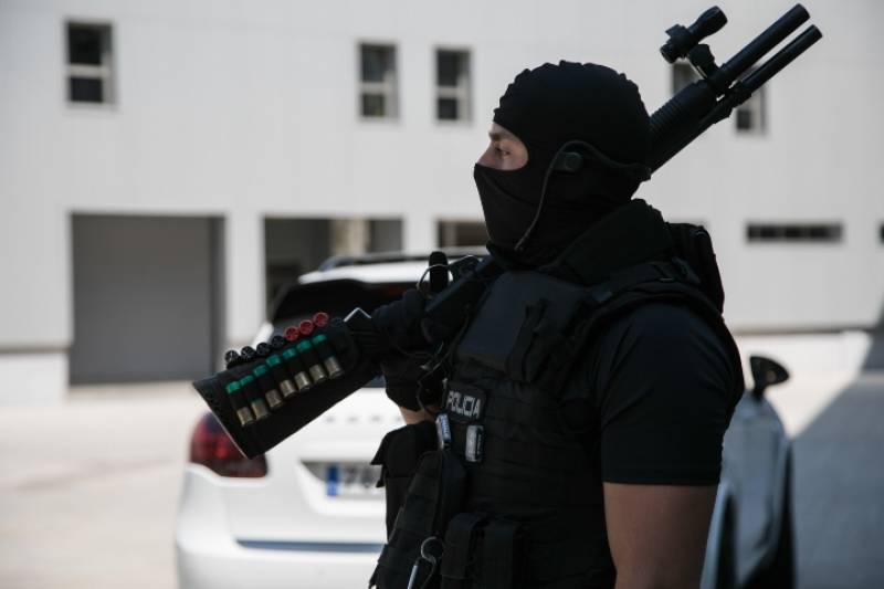 El material de dotacin, es lo suficientemente variado como para hacer frente a las diferentes misiones a realizar: HK MP5, G36, HK417, lanzadores de 40mm o los rifles de precisin CZ-750 son algunas de las herramientas con las que cuenta el GOES.