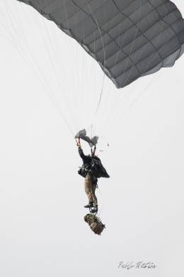 En la segunda visita��a LELN, la unidad de prueba y evaluaci�n��de Airbus ( Joint Air Delivery Test & Evaluation Unit Airbus DS),��han realizado los vuelos y lanzamientos de paracaidistas para su certificaci�n.�