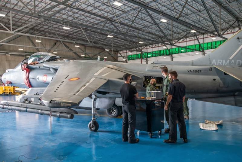 Ms de un centenar son los militares dedicados a esta labor tan desconocida como importante. El alto nivel de especializacin de este personal es absoluto dada la magnitud de la exigencia en los resultados de su trabajo, aqu no hay lugar para los fallos.