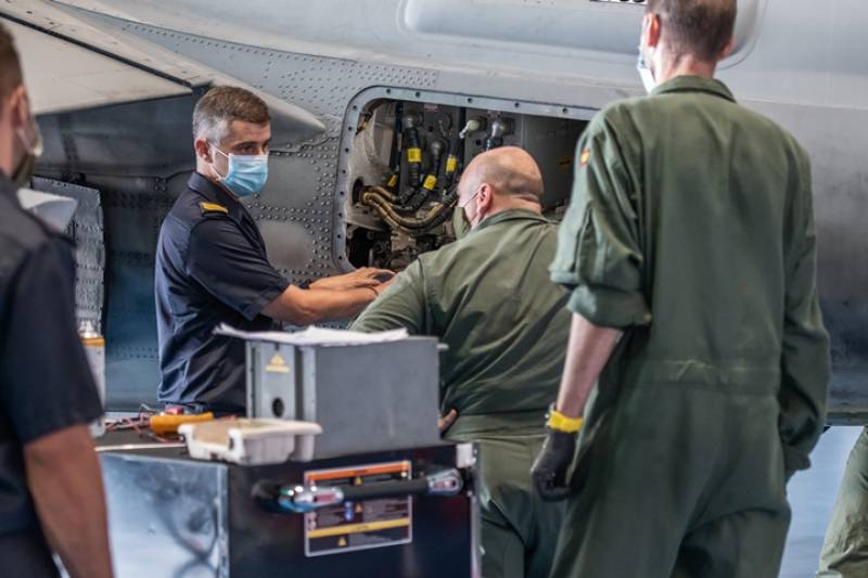 Al entrar a uno de estos hangares, el espectculo es nico: turbinas  por los suelos, hlices desmontadas, fuselajes desarmados, palas de helicpteros, etc. No en vano es aqu donde se desmontan las aeronaves en busca de cualquier tipo de fallo que pueda derivar en una tragedia.