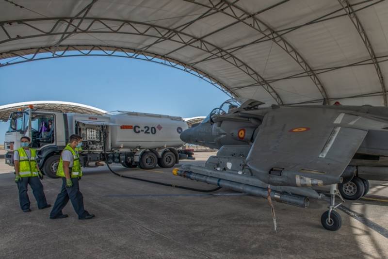 Una vez revisado hasta el ltimo tornillo, a este pjaro hay que darle de comer. Su depsito interno tiene capacidad para 3.519 kg de combustible ms cuatro depsitos externos de 1.136 litros.