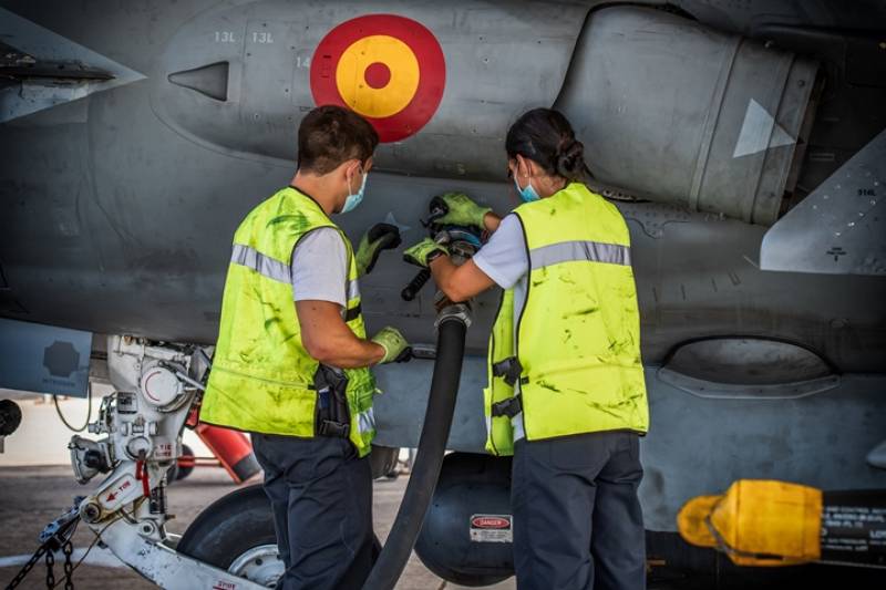 En la imagen se aprecia otra parte de la aeronave que no escapa a la revisin: la rueda de proa con su sistema de suspensin, que se acorta con retraccin, y la luz de aterrizaje y carreteo.