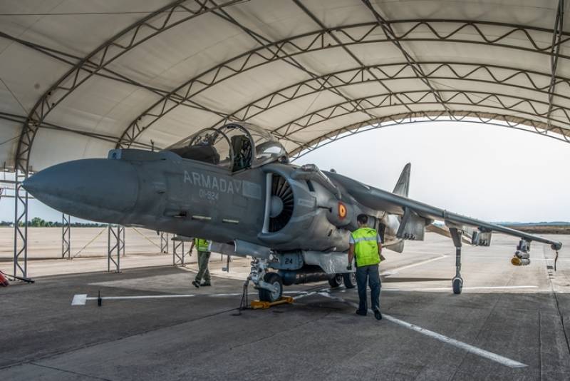 Continan los ltimos repasos. Hay que reconocer que los aos pasan por estos aviones pero su aspecto sigue siendo impoluto.