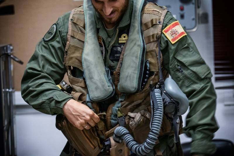Los futuros pilotos de Harrier de La Armada espaola pasan dos aos en Estados Unidos formndose. Solamente los mejores expedientes de las promociones de segundo y tercer curso tendrn la oportunidad de concluir su formacin como pilotos de una aeronave de combate dentro de la Armada.