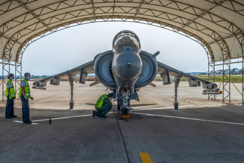 La llegada en 1976 de los primeros Harriers AV-8, que formaron la 8 Escuadrilla y posteriormente en 1988, la adquisicin de otros doce Harriers que formarn la 9 Escuadrilla, produjeron una complejidad tcnica de los sistemas de mantenimiento, que oblig a la ampliacin y modernizacin de las instalaciones destinadas a este objetivo.