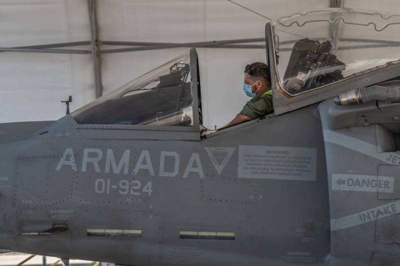 Comprobaciones del panel de instrumentos en cabina de ltima hora. En la imagen se aprecia el asiento eyectable UPC / Stence I. En la izquierda de la parte inferior, en color gris oscuro, se ve la vlvula del extremo exterior del indicador de velocidad. Debajo de la bveda de la cabina deslizante con cable detonante de expulsin de emergencia se aprecia la sonda desmontable de reaprovisionamiento en vuelo.