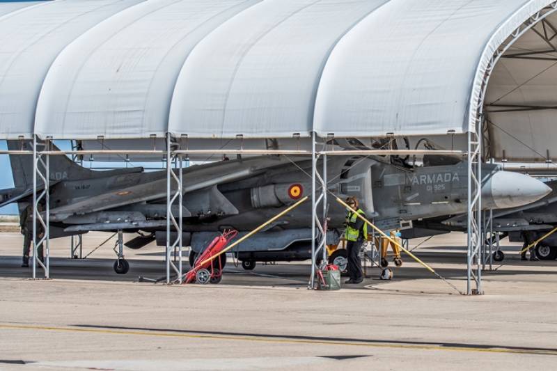 El AV-8B Harrier II Plus est propulsado por un motor de empuje de 23.500 libras (11.750 kg), el Rolls-Royce Pegasus 11-61 (F402-RR-408), que le permite ser un todoterreno  en diferentes tipos de misiones.