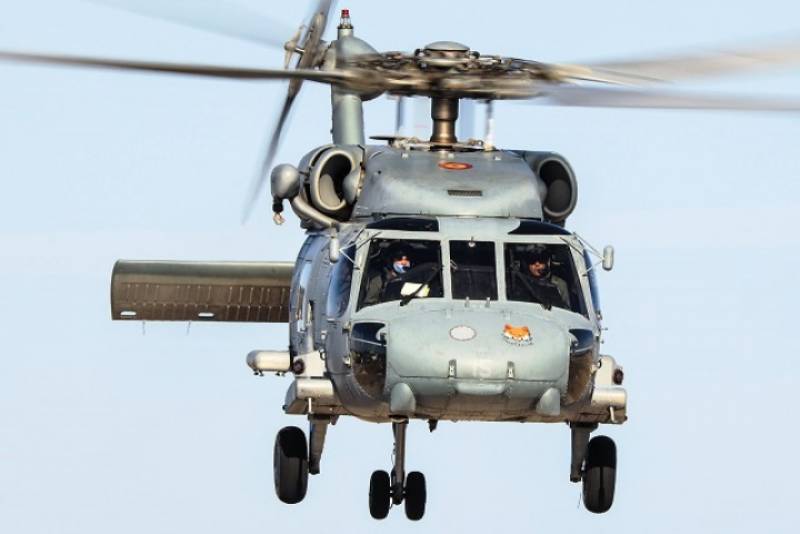 Vista frontal de un SH-60F, se aprecia el tren de aterrizaje extendido al m�ximo