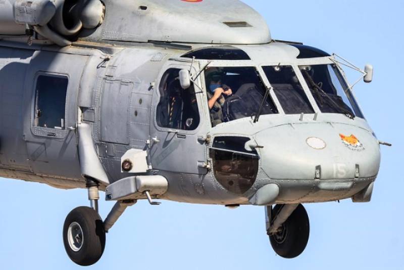 Primer plano de la cabina del helic�ptero SH-60F