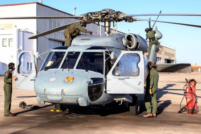 Personal de la Quinta Escuadrilla preparando un SH-60F para una nueva misi�n