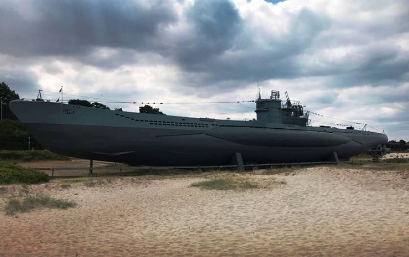 El U995, un submarino del tipo VIIc, entró en servicio el 16 de Septiembre de 1943. Estuvo asignado a la 14ta flotilla, con base en Narvik. Realizó 9 patrullas, hundiendo 3 naves (un tonelaje total de 1560 tn). Rendido a los británicos en 1945, luego de la guerra se entregó a Noruega donde prestó servicios hasta 1965. El U995, un submarino del tipo VIIc, entró en servicio el 16 de Septiembre de 1943. Estuvo asignado a la 14ta flotilla, con base en Narvik. Realizó 9 patrullas, hundiendo 3 naves (un tonelaje total de 1560 tn). Rendido a los británicos en 1945, luego de la guerra se entregó a Noruega donde prestó servicios hasta 1965.