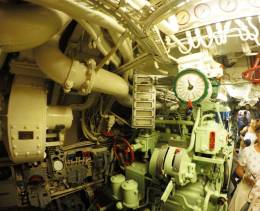 La foto, tomada en la sala de motores diesel, corresponde a los controles del motor diesel de estribor.