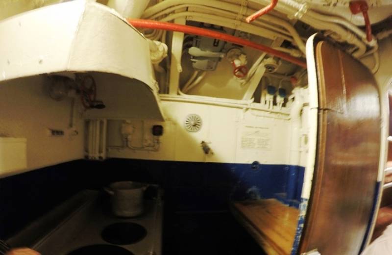 La imagen corresponde a la única cocina de la nave, donde el cocinero preparaba las comidas para los 44 tripulantes. La imagen corresponde a la única cocina de la nave, donde el cocinero preparaba las comidas para los 44 tripulantes.