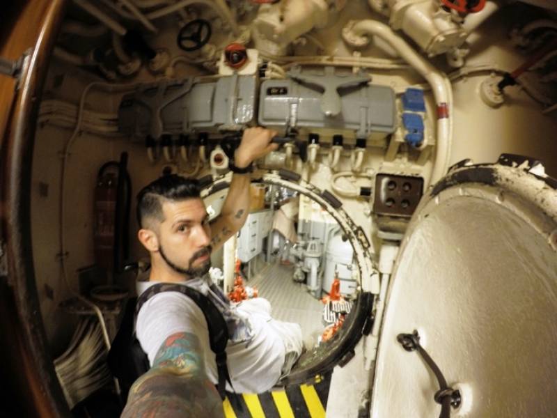 Escotilla que comunica el camarote de los NCO con la sala de control (o puente de mando). Escotilla que comunica el camarote de los NCO con la sala de control (o puente de mando).