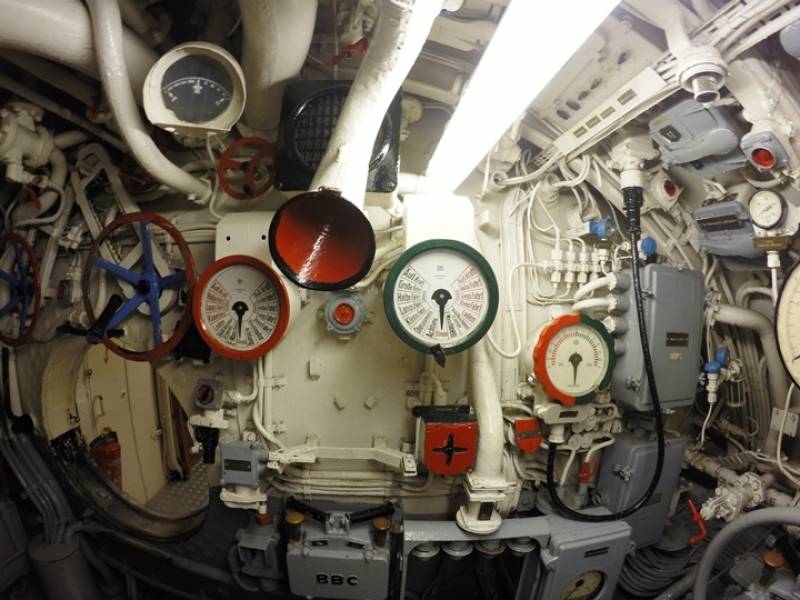 Sala de control (puente de mando). Se aprecian los indicadores de marcha de los motores, indicadores de inclinación de la nave, etc. Sala de control (puente de mando). Se aprecian los indicadores de marcha de los motores, indicadores de inclinación de la nave, etc.