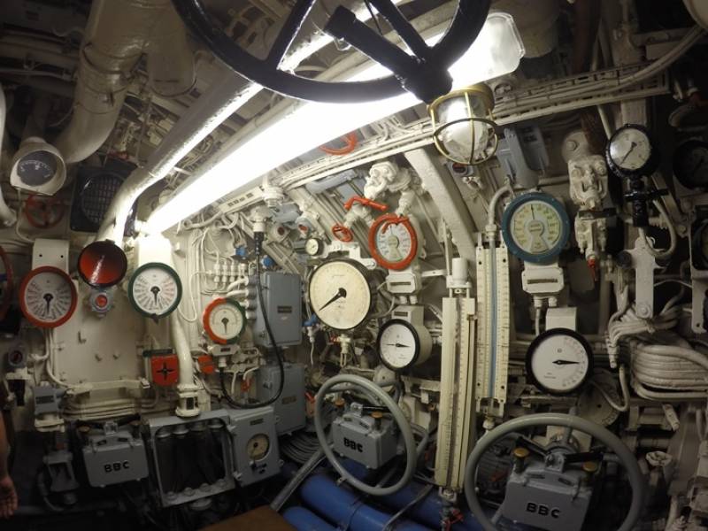 Vista del puente de mando donde estaban los controles e indicadores principales del submarino (inclinación de la nave, inclinación de los planos, timón, indicador de profundidad, etc). Vista del puente de mando donde estaban los controles e indicadores principales del submarino (inclinación de la nave, inclinación de los planos, timón, indicador de profundidad, etc).