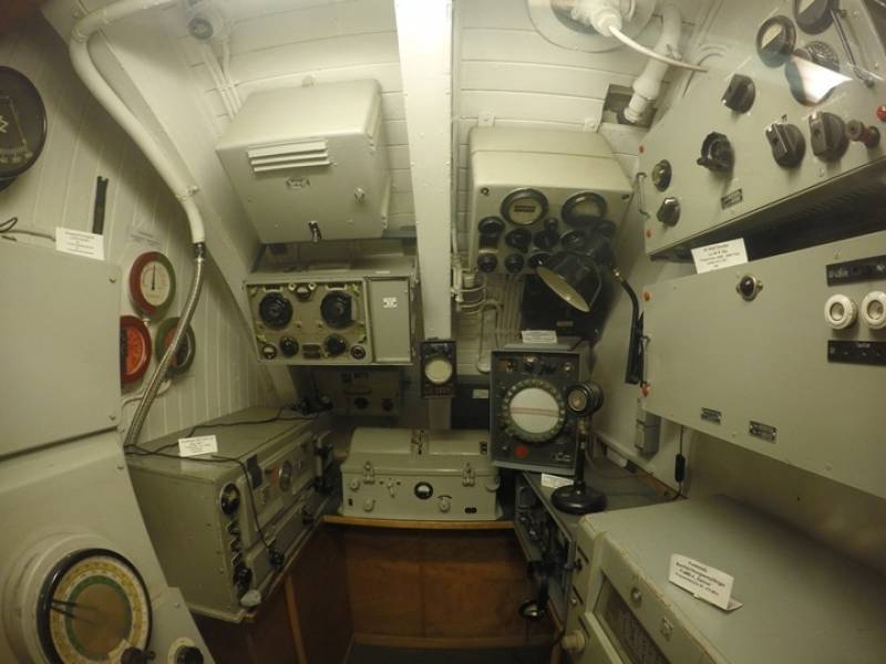 Puesto de escucha. Aquí se ubicaba el operador del hidrófono de la nave. Puesto de escucha. Aquí se ubicaba el operador del hidrófono de la nave.