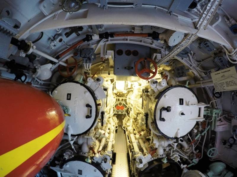 Sala de torpedos de proa Sala de torpedos de proa