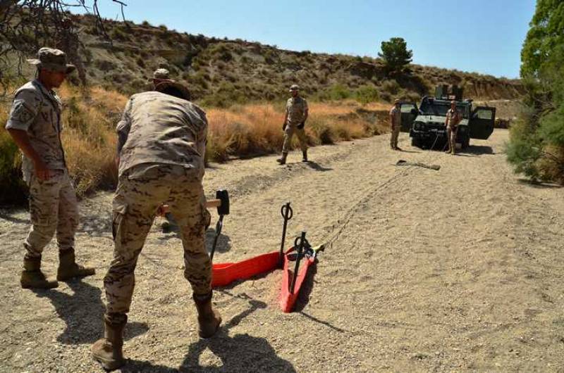 Práctica de recuperación de vehículo en arena para combate en desierto. Práctica de recuperación de vehículo en arena para combate en desierto.
