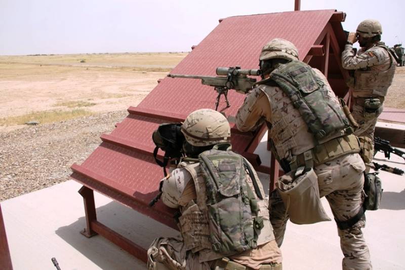 Tiradores adiestrándose en Irak en un asentamiento que simula un tejado. Tiradores adiestrándose en Irak en un asentamiento que simula un tejado.