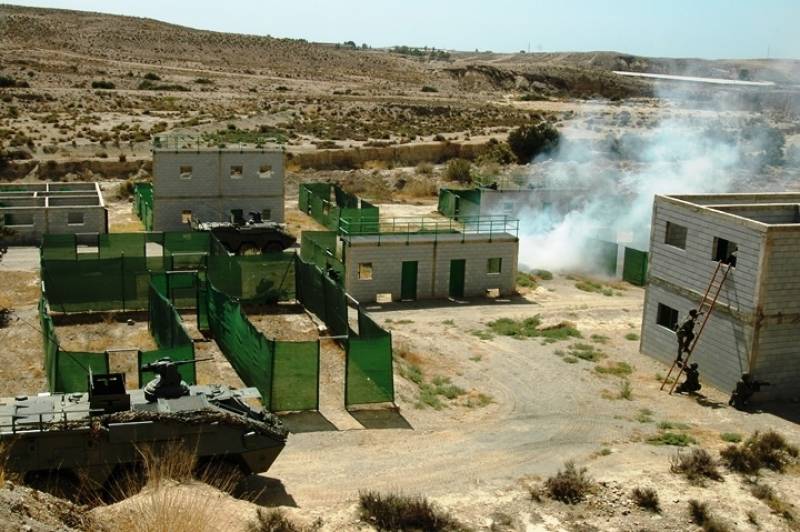 Ejercicio en el antiguo Polígono Combate Urbano (2005). Ejercicio en el antiguo Polígono Combate Urbano (2005).