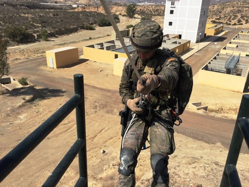 Legionario en la torre multiusos. Al fondo se aprecia el nuevo Polígono de Combate Urbano. Legionario en la torre multiusos. Al fondo se aprecia el nuevo Polígono de Combate Urbano.
