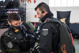 Recibido el OK para iniciar las rotaciones de saltos con el Helic�ptero, el Servicio de Medios A�reos (SMA) de la polic�a nos avisa y nos ponemos manos a la obra. Mientras yo firmo los pertinentes permisos, el grupo ultima su equipaci�n y comprobaciones de seguridad.