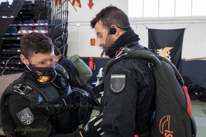 Recibido el OK para iniciar las rotaciones de saltos con el Helicóptero, el Servicio de Medios Aéreos (SMA) de la policía nos avisa y nos ponemos manos a la obra. Mientras yo firmo los pertinentes permisos, el grupo ultima su equipación y comprobaciones de seguridad. Recibido el OK para iniciar las rotaciones de saltos con el Helicóptero, el Servicio de Medios Aéreos (SMA) de la policía nos avisa y nos ponemos manos a la obra. Mientras yo firmo los pertinentes permisos, el grupo ultima su equipación y comprobaciones de seguridad.