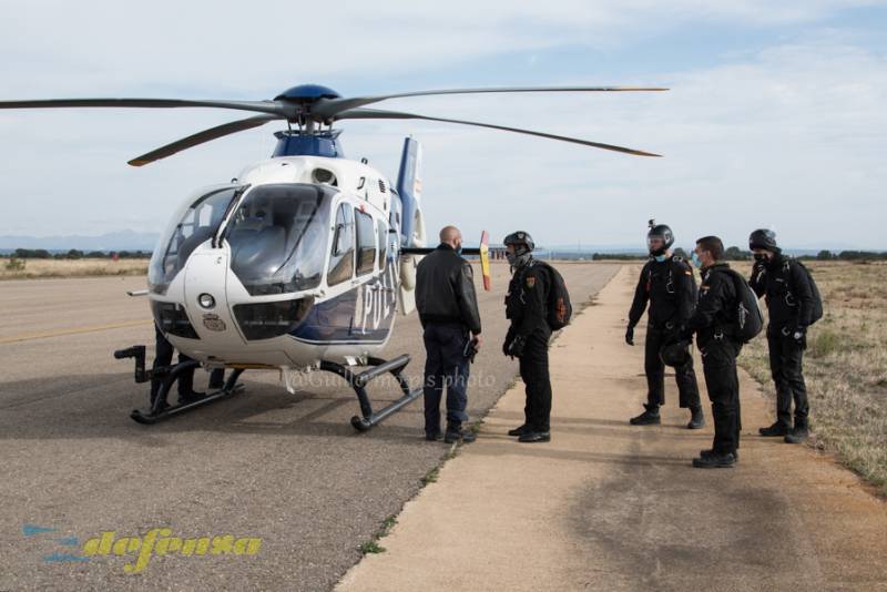 Las rotaciones del helicóptero se realizan mientras embarcan los saltadores en los aviones pues no puede haber aeronaves en la zona mientras haya paracaidistas en el aire. Las rotaciones del helicóptero se realizan mientras embarcan los saltadores en los aviones pues no puede haber aeronaves en la zona mientras haya paracaidistas en el aire.