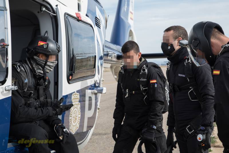 Un pequeño Breafing para recordar los procedimientos y embarcamos. Mientras tanto, los miembros del SMA me acomodan en mi asiento y me colocan los cascos para que pueda comunicarme con los pilotos en caso de algún contratiempo y es que.....¡¡es mi primer vuelo en helicóptero!! Un pequeño Breafing para recordar los procedimientos y embarcamos. Mientras tanto, los miembros del SMA me acomodan en mi asiento y me colocan los cascos para que pueda comunicarme con los pilotos en caso de algún contratiempo y es que.....¡¡es mi primer vuelo en helicóptero!!