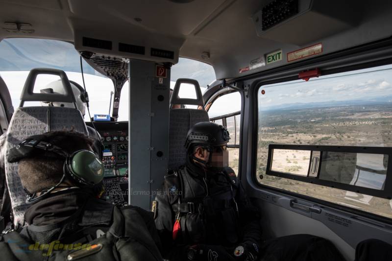 A medida que cogemos altura, el clima reinante no cambia en absoluto. Nadie habla a excepción de los pilotos. Se vive una "calma tensa" por decirlo de alguna manera mientras esperamos a que nos autoricen a entrar en la zona de saltos. A medida que cogemos altura, el clima reinante no cambia en absoluto. Nadie habla a excepción de los pilotos. Se vive una "calma tensa" por decirlo de alguna manera mientras esperamos a que nos autoricen a entrar en la zona de saltos.