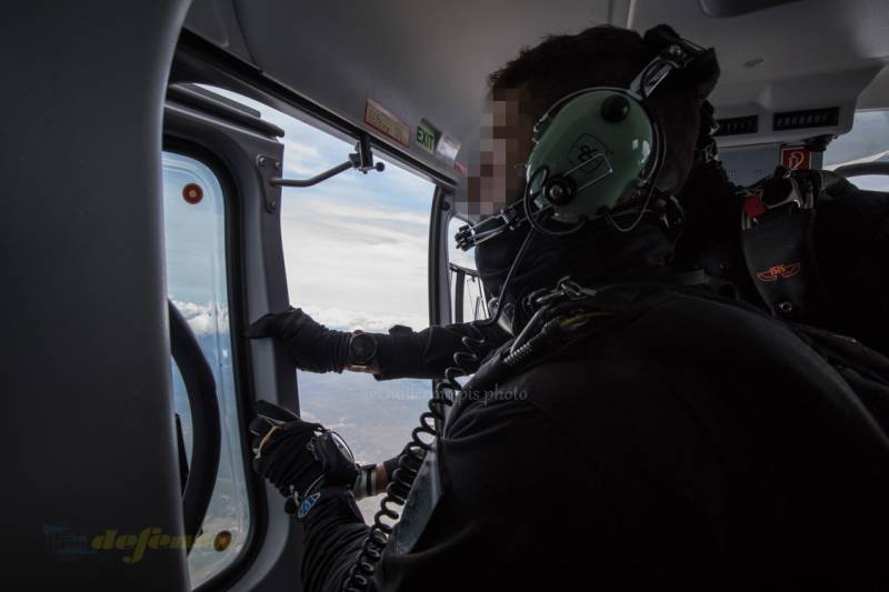 Nos informan que tanto los saltadores previos como su avión están en tierra, con lo que el jefe de salto abre la puerta del helicóptero mientras nos dirigimos a la zona de salto. Estamos a unos 3 mil metros y tras varios minutos con la puerta abierta....apenas puedo mover las manos para hacer fotos, el aire y el frio es terrorífico!!! Nos informan que tanto los saltadores previos como su avión están en tierra, con lo que el jefe de salto abre la puerta del helicóptero mientras nos dirigimos a la zona de salto. Estamos a unos 3 mil metros y tras varios minutos con la puerta abierta....apenas puedo mover las manos para hacer fotos, el aire y el frio es terrorífico!!!