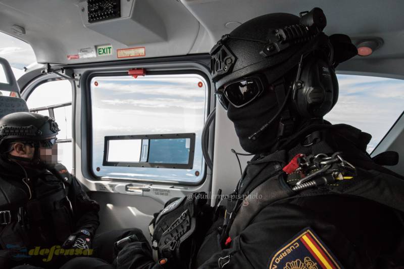 Últimas comprobaciones de comunicación y cada saltador va colocándose a la espera de la orden del jefe de salto. Estoy más nervioso yo que ellos..... Últimas comprobaciones de comunicación y cada saltador va colocándose a la espera de la orden del jefe de salto. Estoy más nervioso yo que ellos.....