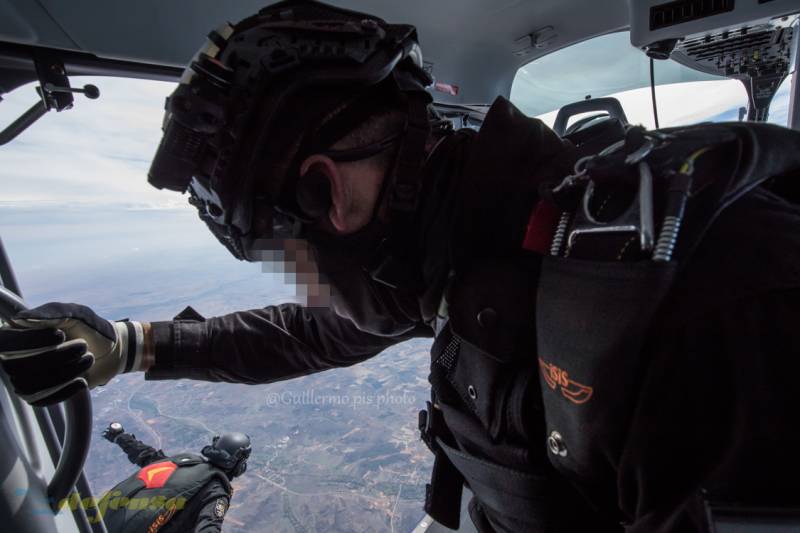 Luz verde!!!, el jefe de salto va indicando a cada operativo para que vaya saltando en pequeños intervalos de tiempo. Cada uno debe abrir a una altura diferente previamente indicada para evitar colisiones entre ellos. Luz verde!!!, el jefe de salto va indicando a cada operativo para que vaya saltando en pequeños intervalos de tiempo. Cada uno debe abrir a una altura diferente previamente indicada para evitar colisiones entre ellos.