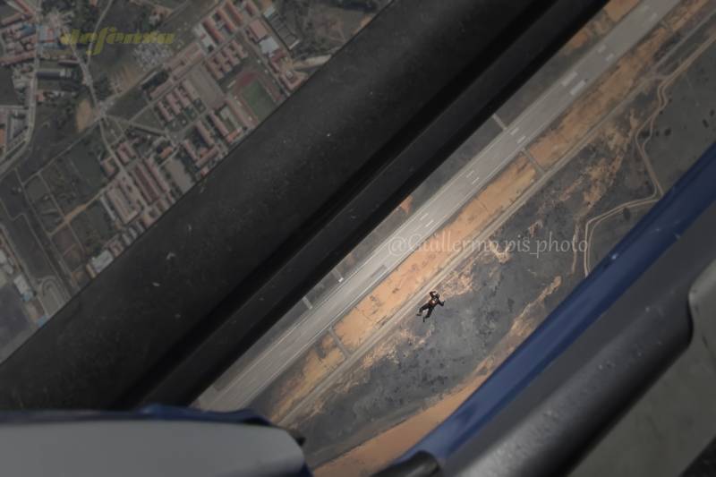 El silencio se ha hecho en el helicóptero, sólo se escucha el tremendo aire que entra por la puerta. Aunque apenas son unos segundos, el tiempo parece haberse detenido y se hace realmente extraño oir a los saltadores comunicarse entre ellos a medida que caen. El silencio se ha hecho en el helicóptero, sólo se escucha el tremendo aire que entra por la puerta. Aunque apenas son unos segundos, el tiempo parece haberse detenido y se hace realmente extraño oir a los saltadores comunicarse entre ellos a medida que caen.