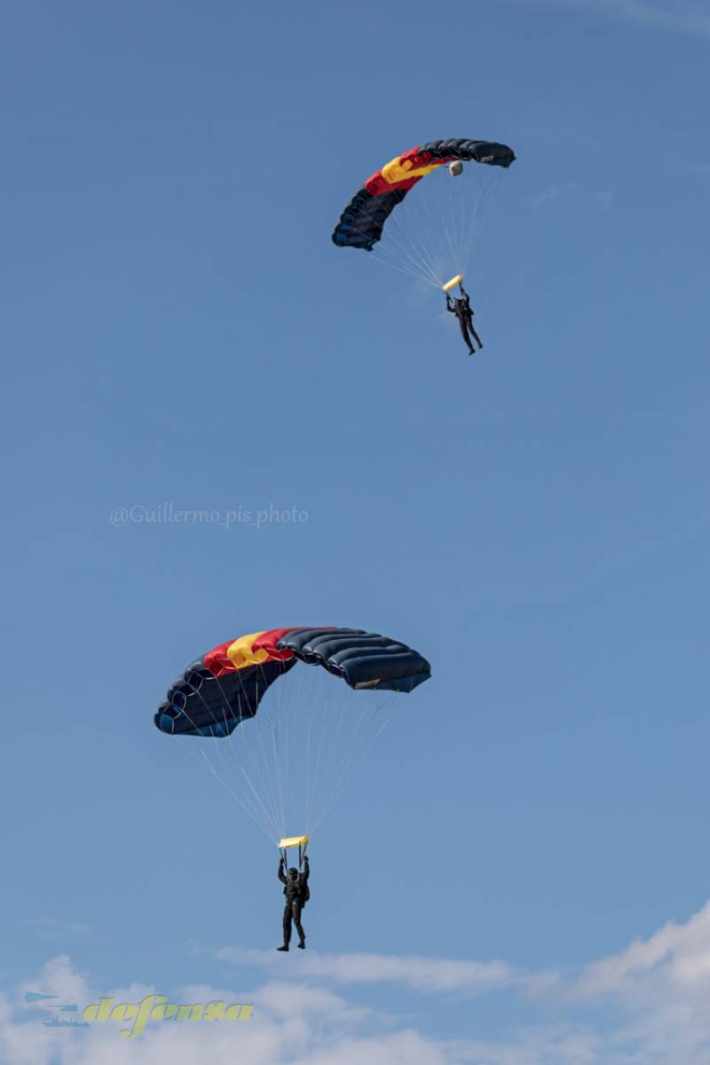 "Confirmamos tres campanas abiertas", aún se me ponen los pelos de punta al recordar la bocanada de alivio que se me escapó en ese momento. Ahora si se nota un ambiente más relajado por parte de los que quedamos en el helicóptero mientras esperamos a que los saltadores toquen tierra para volver a la base. "Confirmamos tres campanas abiertas", aún se me ponen los pelos de punta al recordar la bocanada de alivio que se me escapó en ese momento. Ahora si se nota un ambiente más relajado por parte de los que quedamos en el helicóptero mientras esperamos a que los saltadores toquen tierra para volver a la base.