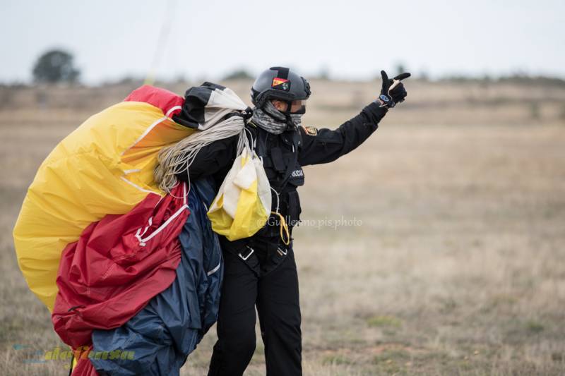 Cambios de impresiones y anécdotas una vez en tierra, mientras yo desembarco, sube otra rotación. Aquí no se desaprovecha ni un minuto de vuelo. Cambios de impresiones y anécdotas una vez en tierra, mientras yo desembarco, sube otra rotación. Aquí no se desaprovecha ni un minuto de vuelo.