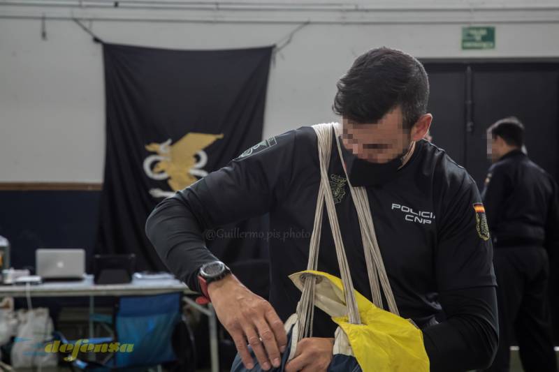 Colocar, plegar y vuelta a empezar. La exigencia física y mental que requieren estos saltos es altísima, con todo y con eso, esta gente no para. ¡Estamos en las mejores manos! Colocar, plegar y vuelta a empezar. La exigencia física y mental que requieren estos saltos es altísima, con todo y con eso, esta gente no para. ¡Estamos en las mejores manos!