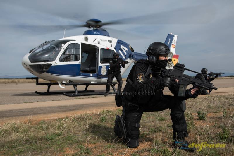 Aprovechamos la disponibilidad del SMA con un equipo GEO de descanso entre rotaciones para hacer unas tomas con los operativos pertrechados con su equipo táctico justo antes del embarque de otro grupo de saltadores. Aprovechamos la disponibilidad del SMA con un equipo GEO de descanso entre rotaciones para hacer unas tomas con los operativos pertrechados con su equipo táctico justo antes del embarque de otro grupo de saltadores.