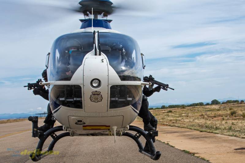 No puedo más que agradecer a la BRIPAC, CNP (y en especial tanto a los miembros del GEO como del Servicio de Medios Aéreos) por haber hecho posible este reportaje. Un día que sin duda quedara marcado en mi memoria. (Fotos: Guillermo Pis PHOTO) No puedo más que agradecer a la BRIPAC, CNP (y en especial tanto a los miembros del GEO como del Servicio de Medios Aéreos) por haber hecho posible este reportaje. Un día que sin duda quedara marcado en mi memoria. (Fotos: Guillermo Pis PHOTO)