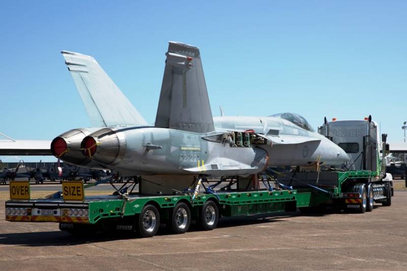 Cuando veas las barbas de tu vecino remojar…. ¿tendrá un hueco en nuestro maravilloso Museo del Aire uno de los EF-18 destinados en Gando para disfrute de los que amamos a nuestras FAS?...esperemos que sí. (Fotografías Commonwealth of Australia). Cuando veas las barbas de tu vecino remojar…. ¿tendrá un hueco en nuestro maravilloso Museo del Aire uno de los EF-18 destinados en Gando para disfrute de los que amamos a nuestras FAS?...esperemos que sí. (Fotografías Commonwealth of Australia).