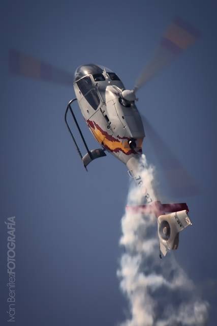 Ascensos en vertical, picados, toneles, vuelo invertido La variedad de maniobras en el display de la Patrulla lo dota de un gran atractivo para personas de todas las edades, cercanas o no al mundo de la aviacin.