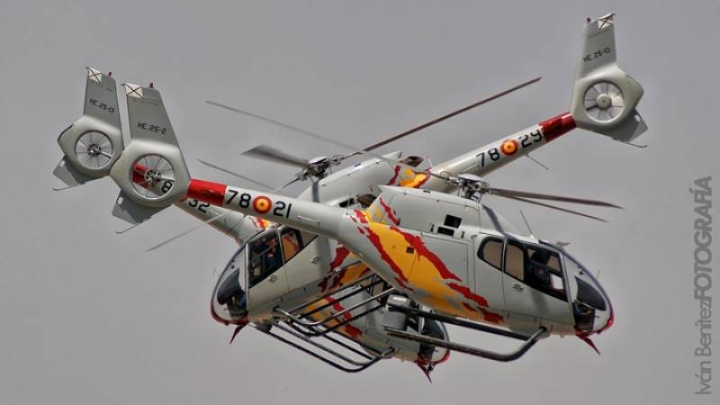 La maniobra 2vs1, en la que tres aparatos hacen girar sus aspas a una distancia increble da una idea del grado de preparacin alcanzado, y de las horas de entrenamiento invertidas