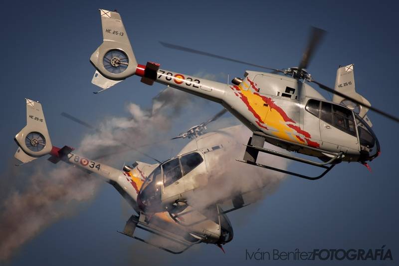 El sistema que genera el humo usado en las exhibiciones exige un gran trabajo al equipo de mecnico de la Patrulla, y la limpieza del motor tras su uso.