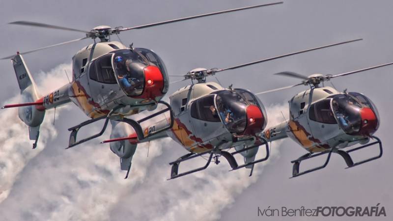 Sin embargo el uso de estas estelas de polvo permite apreciar mejor las evoluciones de los Helicpteros de la Patrulla.